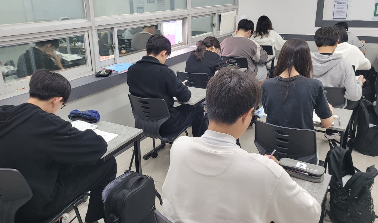 집중하는 학생들